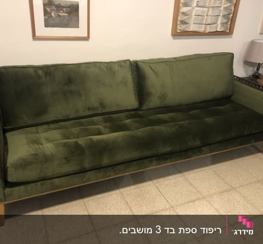 ספה ירוקה עם ריפוד רך ומושב מרופד